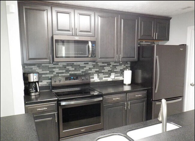 Building Photo - 14940 Lenox Dr