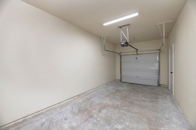 Building Photo - AVAILABLE NOW! GORGEOUS 2 BEDROOM FOUR PLEX LOCATED IN MIDLOTHIAN ISD!