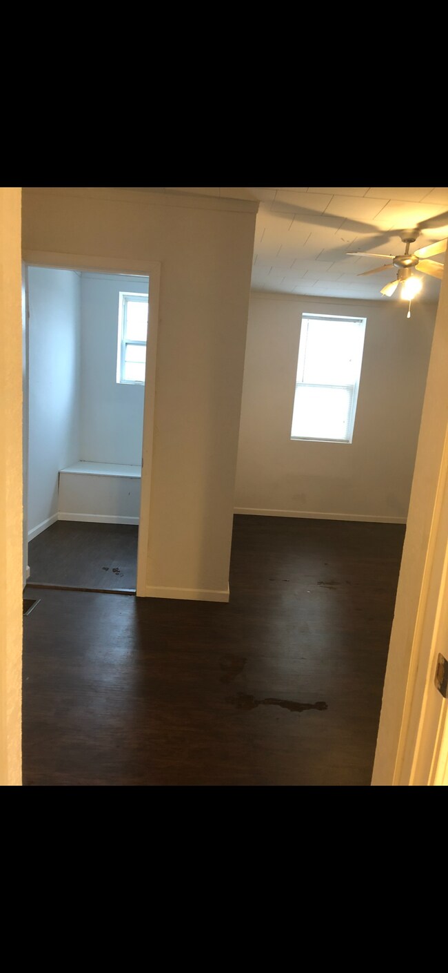 Building Photo - 304 S Spruce St
