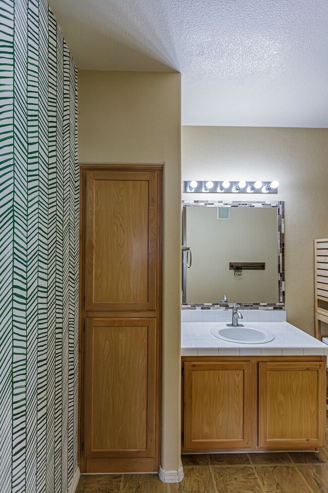 Building Photo - Upstairs condo in gated community
