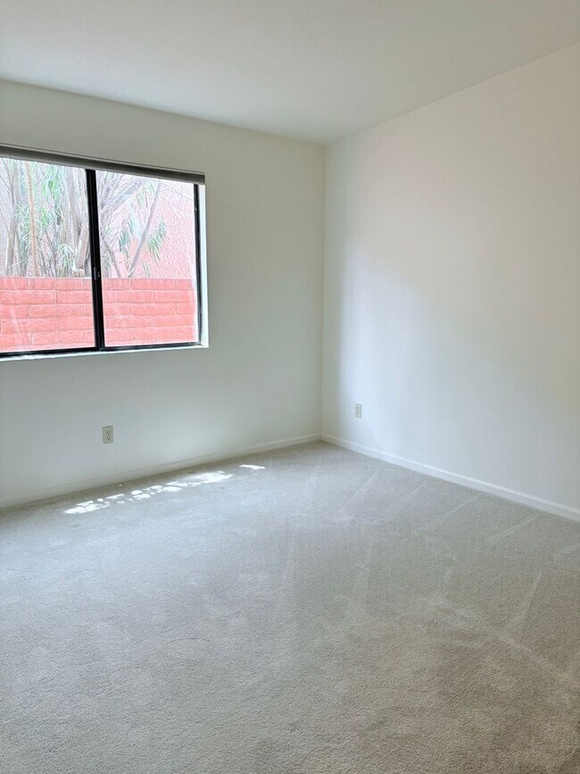 Building Photo - Spacious 2bd/2bath + Den home in gorgeous community (there's a lake!)