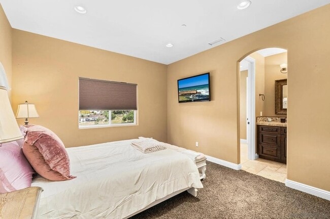 Building Photo - 208 Alicia Way
