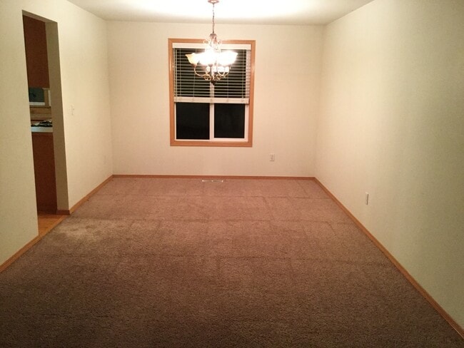 Building Photo - 2100 Square Foot  4 Bed Room Home Fenced Y...