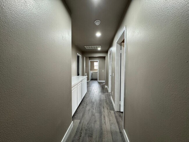 Building Photo - 5 Bedroom 3.5 Bathroom Home in Willowalk Community