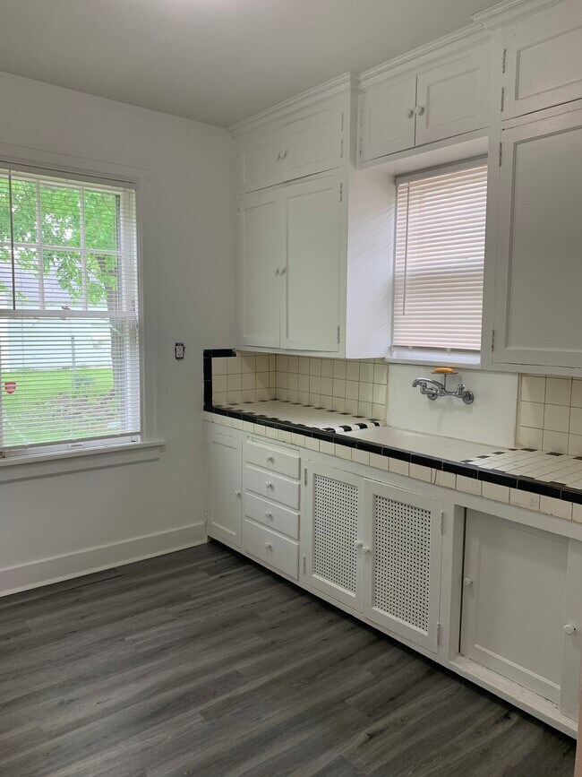 Building Photo - 1212 W Nowland Ave