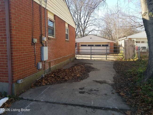 Building Photo - 9812 Saturn Dr