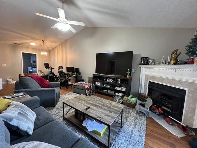 Building Photo - Charming townhome close to Cherry Point!