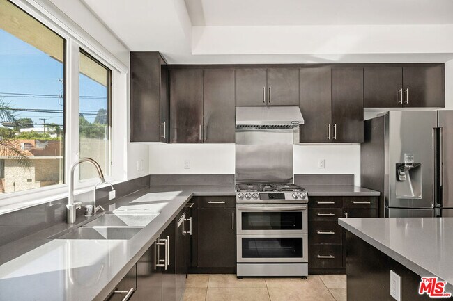 Building Photo - 2920 Rowena Ave