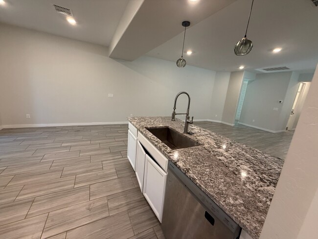 Building Photo - 327 W Tamarack Dr