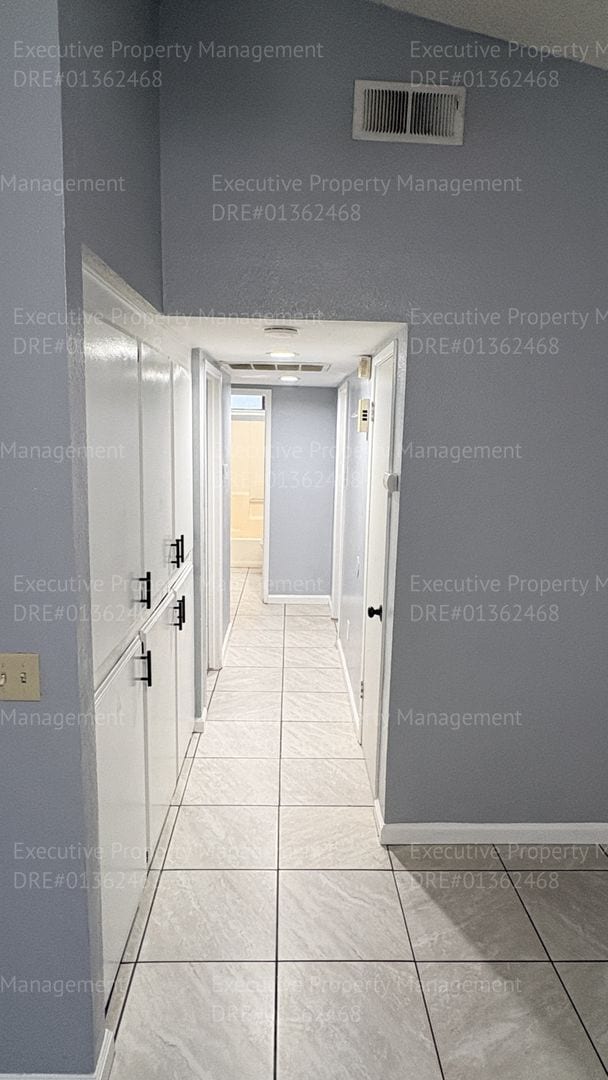 Building Photo - 3 bedroom/ 2 bathroom home nestled in a cul-de-sac.