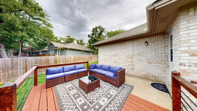 Building Photo - 701 Summerglen Dr