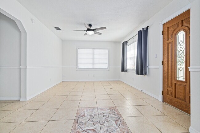Building Photo - "Charming 4-Bedroom Tampa Home with 2 Full Baths and Spacious Layout!"