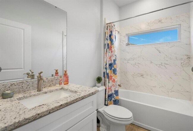 Building Photo - 817 Desmoines Pl