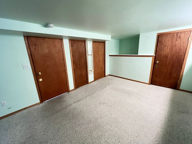 Building Photo - 3 bed 3 bath available!