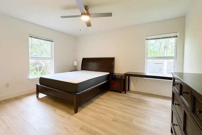 Building Photo - 716 Cathedral Pl