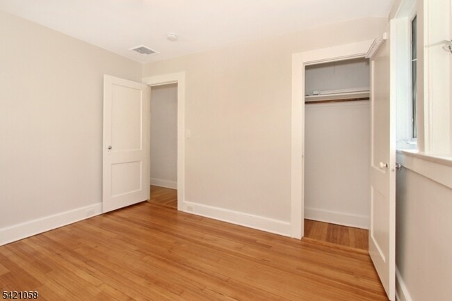 Building Photo - 10 Lincoln St