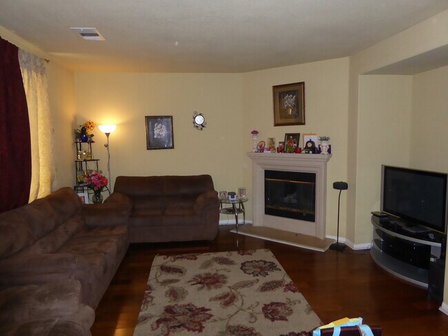 Building Photo - COMING SOON! 4 Bedroom Home in the Canyon Gate Community in Newhall!