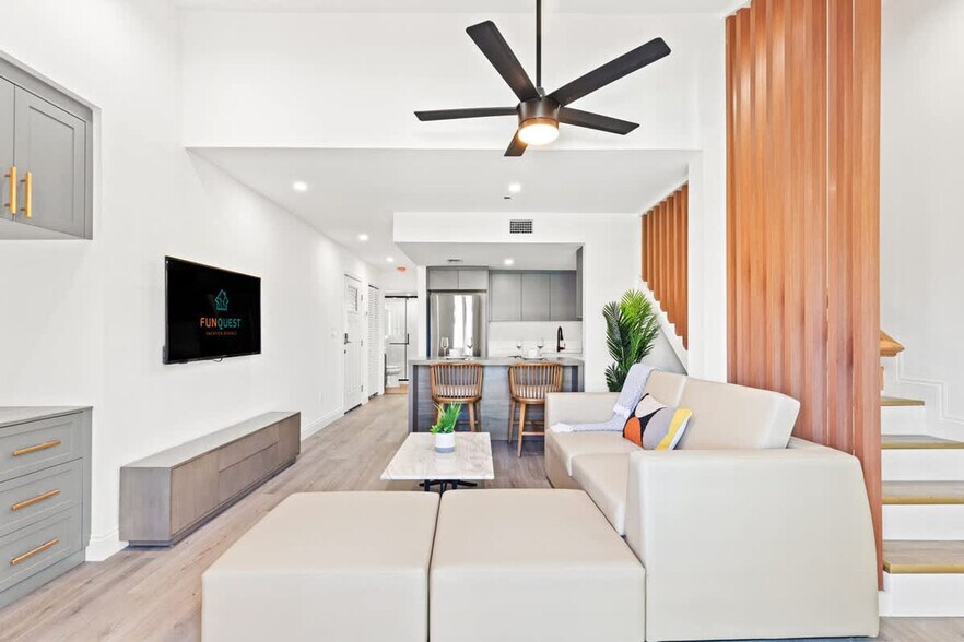 Building Photo - 8115 Thomas Dr