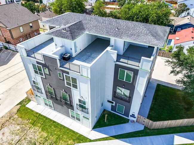 Building Photo - 2400 Benbrook Dr