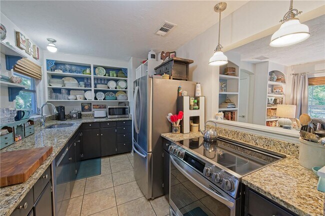 Building Photo - Annual unfurnished 2 bed /1 bath house ava...