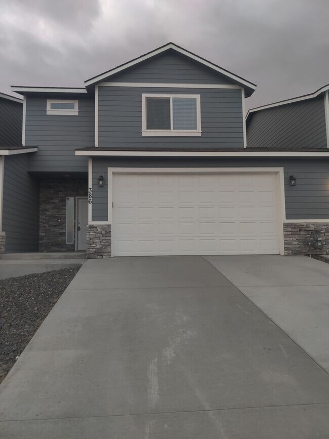 Building Photo - *MOVE IN SPECIAL - HALF OFF FIRST MONTH'S ...