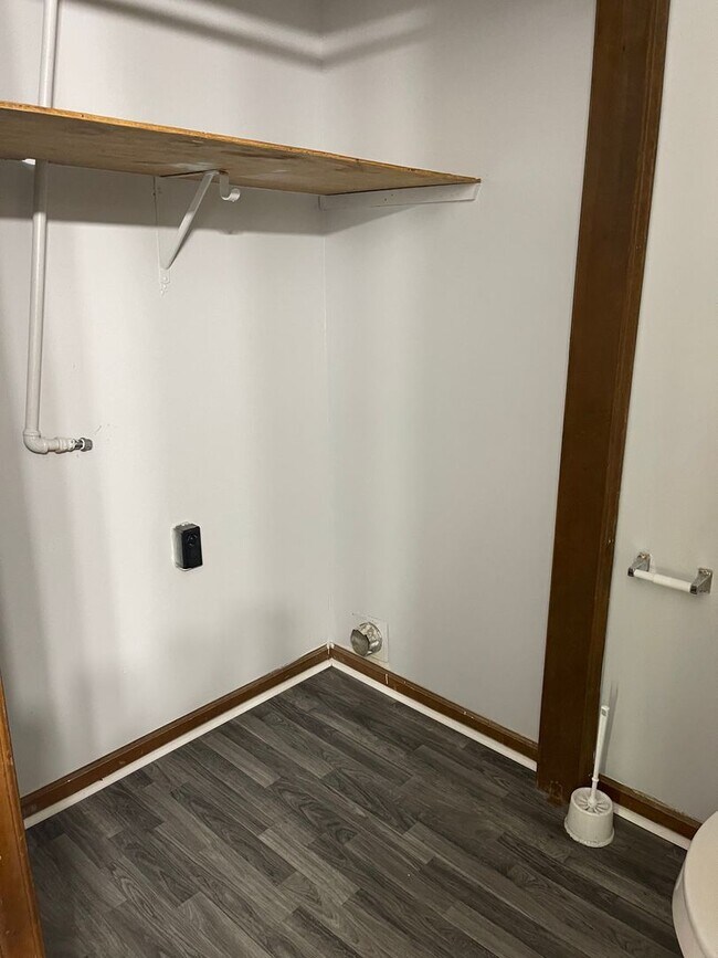 Building Photo - 2 BR 1 BA Eastside Duplex!
