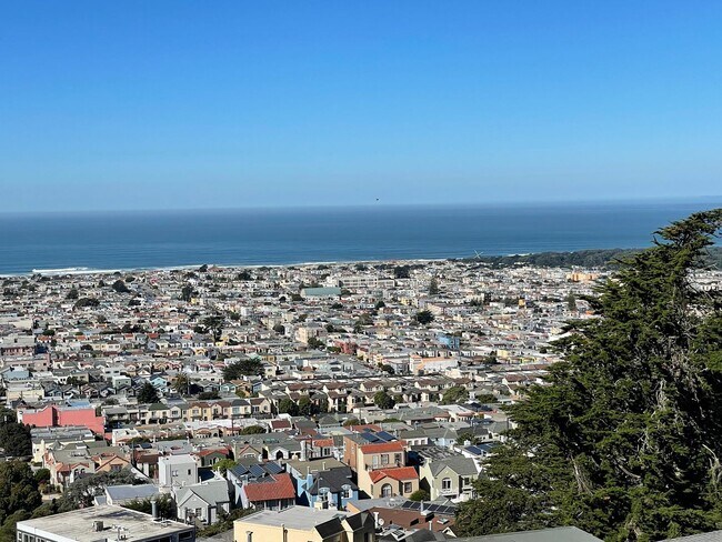 Building Photo - Beautiful Golden Gate Heights 5 Bed/3.5 Bath Home w/Amazing Views