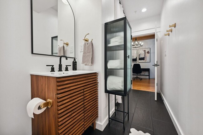 Building Photo - Luxurious Corner 2 BR/ 2 BA Franklin Loft ...