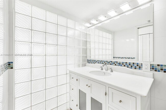 Building Photo - 1420 Brickell Bay Dr