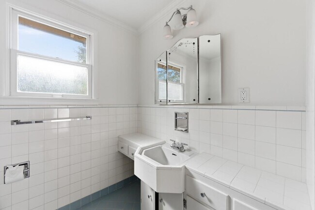 Building Photo - 8 Patricia Pl