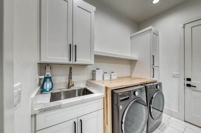 Building Photo - Stunning Green Valley, Guard Gated Community, Pool Home!