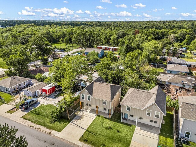 Building Photo - 8357 Tate St