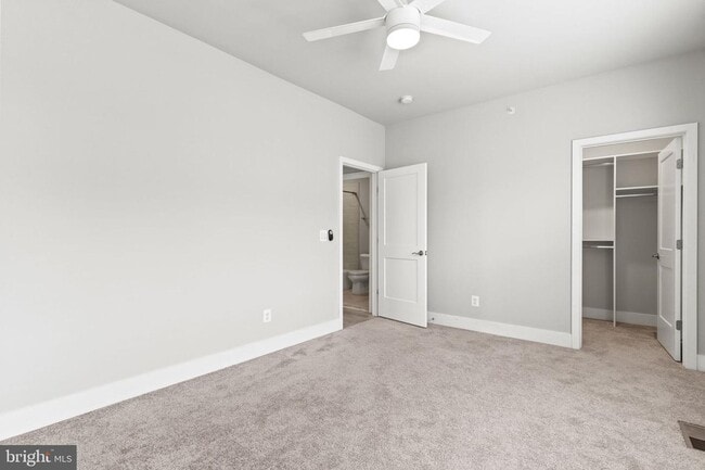 Building Photo - This beautiful modern 3 bed 4 1/2 bath tow...