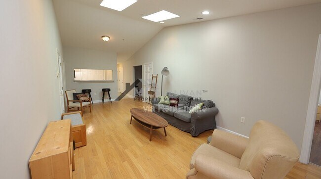 Building Photo - 929 Morreene Rd