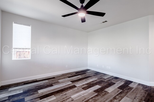 Building Photo - 4 Bedroom/3 Bath Home with Solar, Pool and...