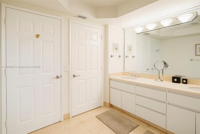 Building Photo - 16711 Collins Ave