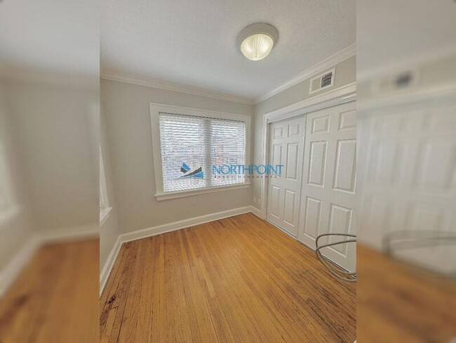 Building Photo - 307 E 43rd St