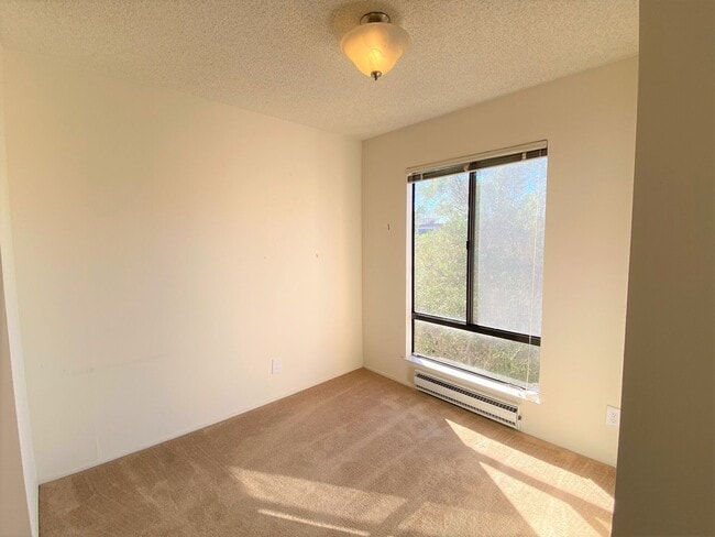 Building Photo - One Bedroom Condo Available in Watergate Community/Emeryville!