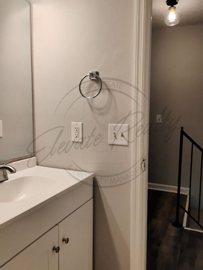 Building Photo - Two Bedroom Townhouse with deck near Trini...