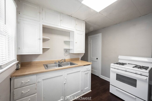 Building Photo - "Charming 1-Bedroom Duplex Retreat on East...