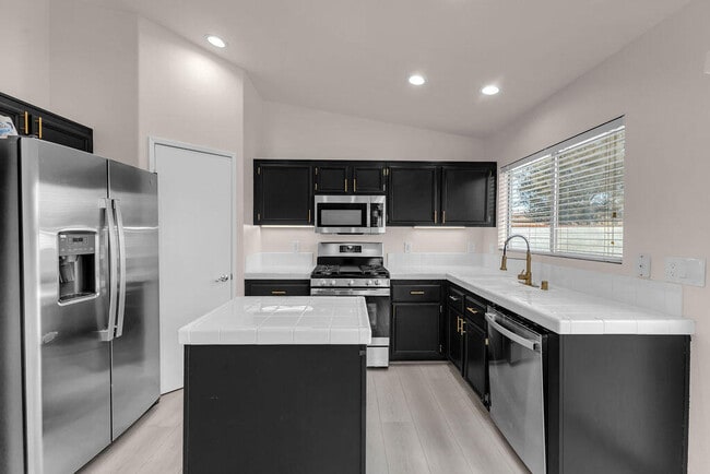 Building Photo - 83950 Avenida Serena