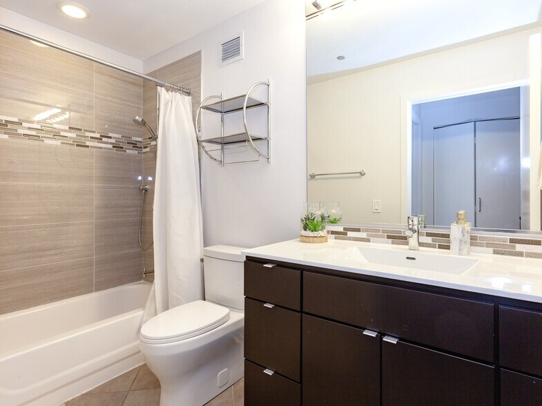 Building Photo - 330 N Jefferson St