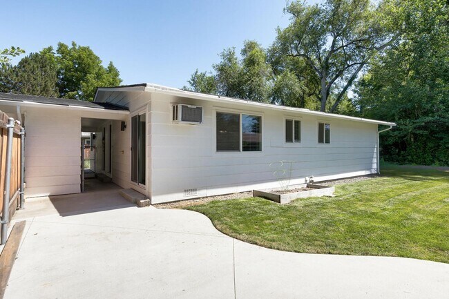 Building Photo - Newly Renovated Townhouse - Pet Friendly!!