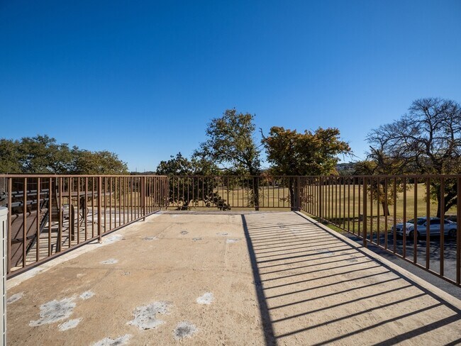 Building Photo - 1209 Hi Stirrup