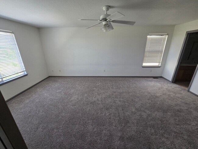Building Photo - Spacious and Bright 4 Bedroom Home with Garage and Basement Now Available!