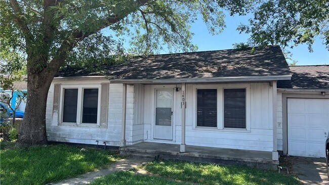 Building Photo - 1409 E Mistletoe Ave