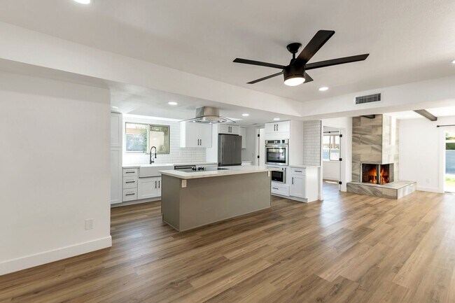 Building Photo - Remodeled 3 Bed 2 Bath 2 Car Garage Unfurnished 12 month lease with bonus room and AC in 2 car ga...