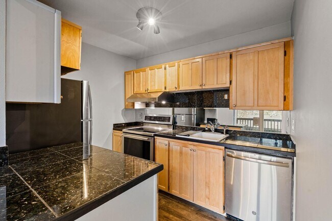 Building Photo - Spacious 1-bdrm/1-bath condo w/ 2 parking spaces. Balcony, fireplace, hot tub, & pool