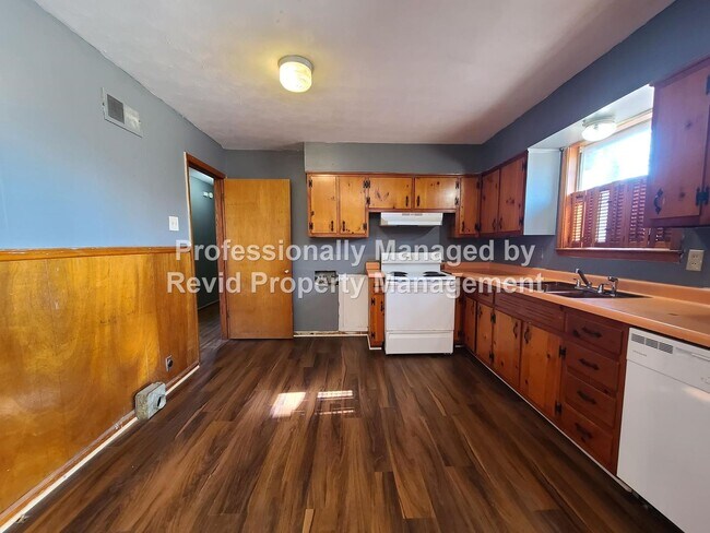 Building Photo - Large 3 bed 1.5 bath!