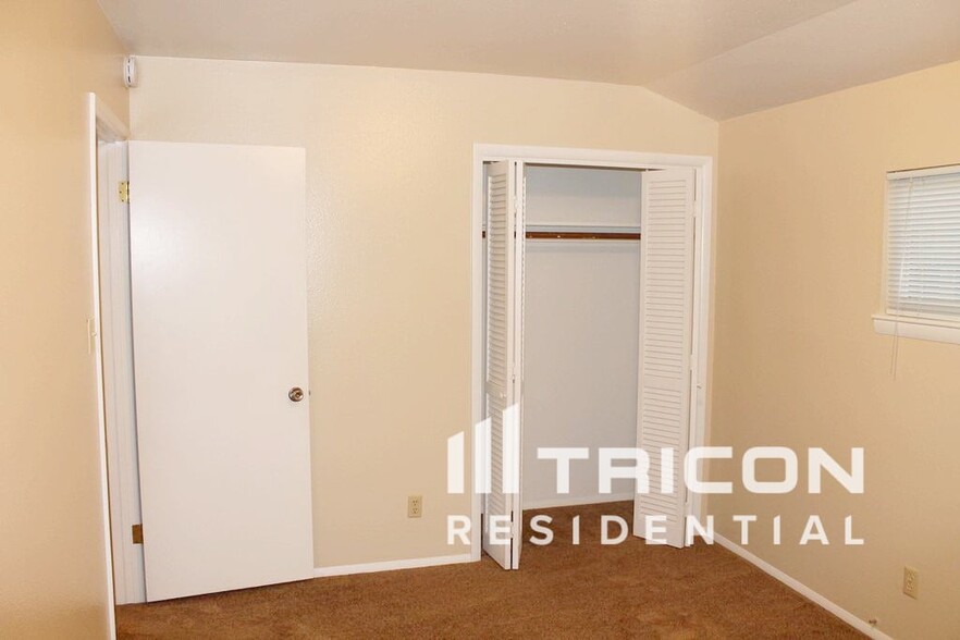 Building Photo - 1045 Crown Dr
